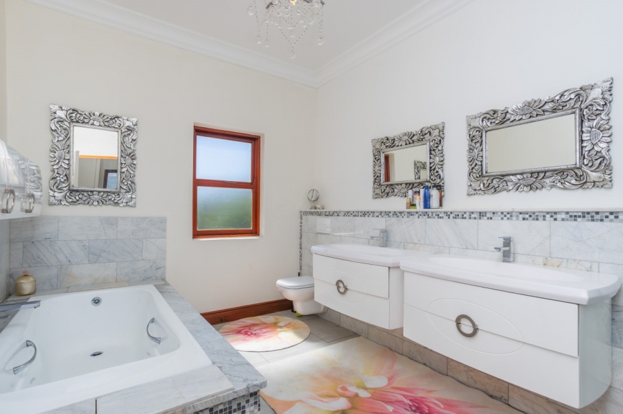 5 Bedroom Property for Sale in Val De Vie Estate Western Cape